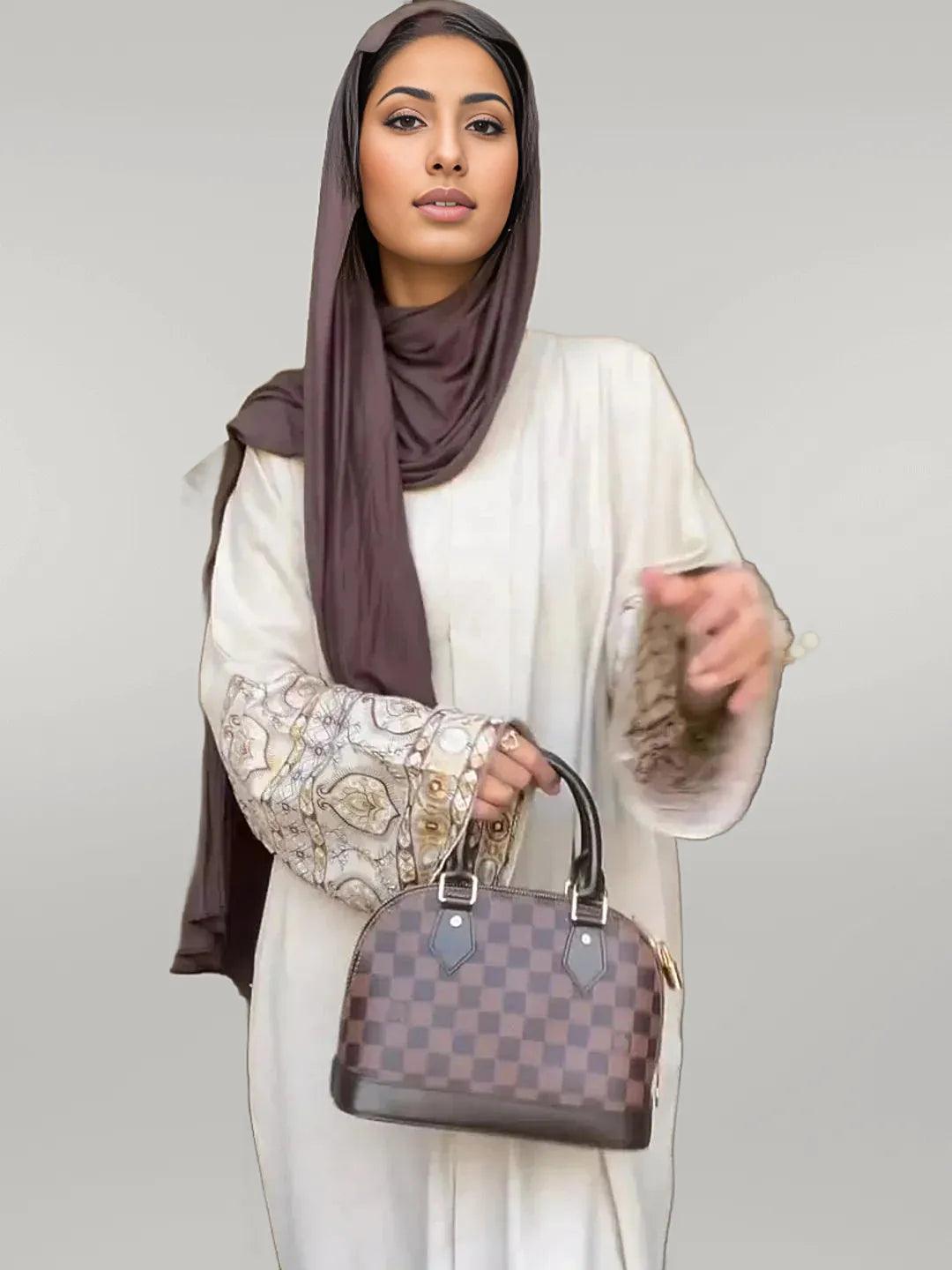 عباية بيضاء بأكمام معقدة